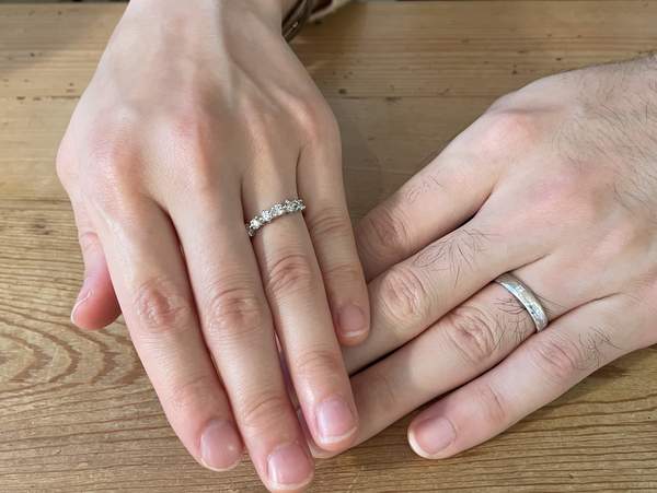 結婚指輪をはめたカップルの手