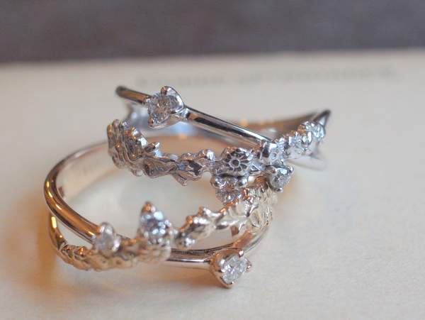プラチナとピンクゴールドの花冠のクロスデザインの指輪
