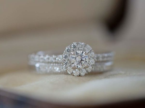 ダイヤモンドのフルエタニティーの結婚指輪と取り巻きの婚約指輪