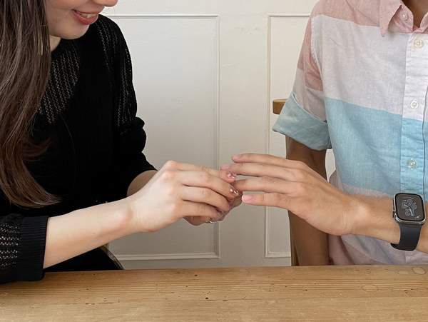 男性に結婚指輪をはめる女性