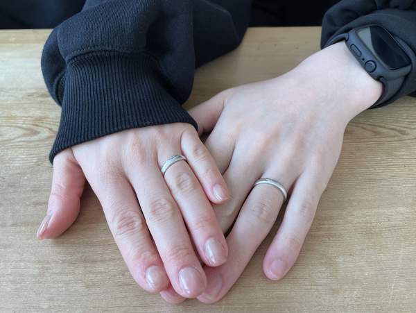 結婚指輪をはめた男女の手