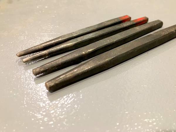 鉄でできた工具タガネ４本