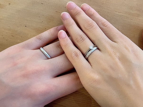 プラチナの婚約指輪と結婚指輪をしたお二人の手