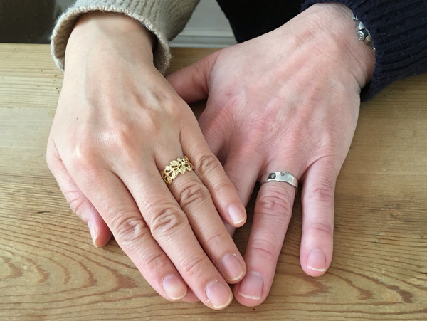 月桂樹のデザインの結婚指輪をはめたご夫婦の手