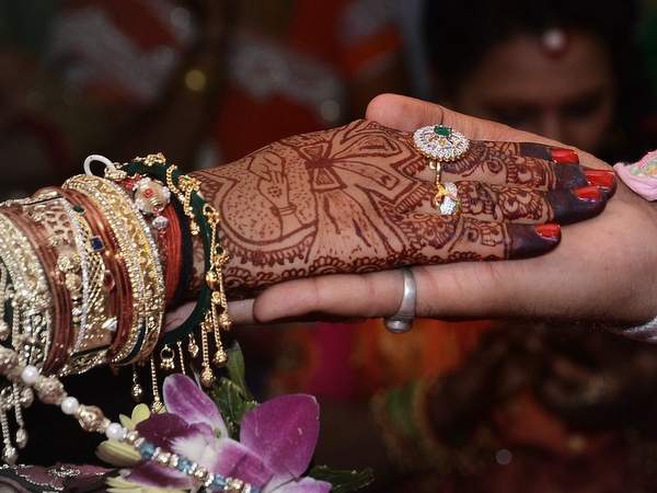 宝石がたくさん散りばめられたインドの結婚指輪