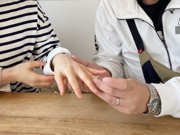 女性に指輪を着ける男性