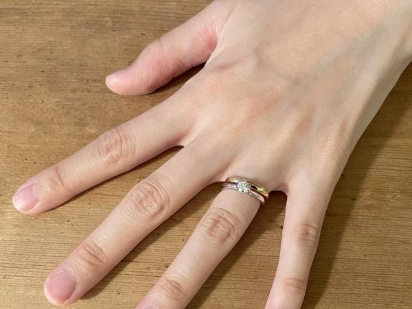 結婚指輪と婚約指輪を重ねづけした女性の手