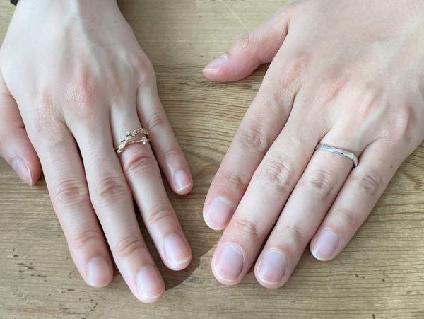 結婚指輪をはめた男女の手