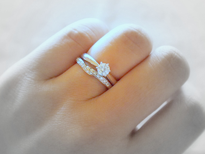 女性の手を美しく見せる、結婚指輪＊婚約指輪の選び方...