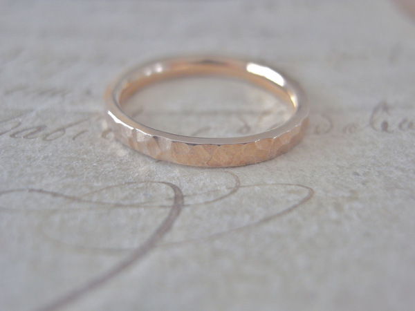 １８金ピンクゴールドに槌目が入った女性の結婚指輪