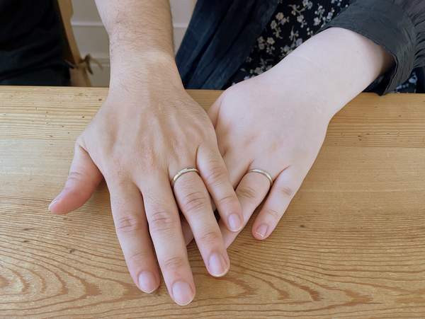 プラチナの結婚指輪をはめた男女の手