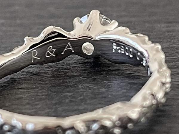 婚約指輪内側の刻印