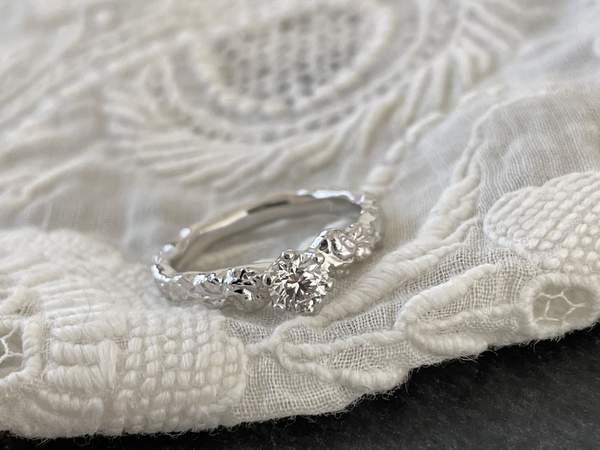 ソリテールの花デザインの婚約指輪