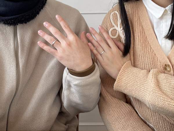 結婚指輪をはめた男女の手