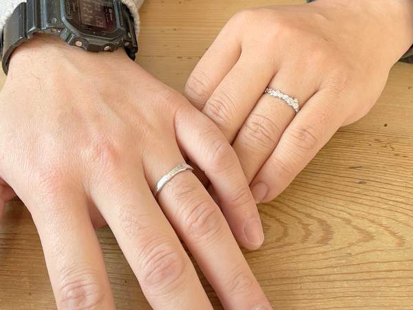 プラチナの結婚指輪をはめたご夫婦の手
