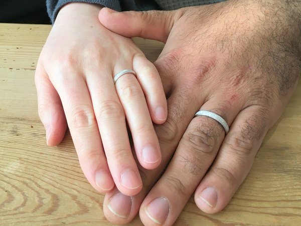 プラチナの結婚指輪をはめたお二人の手