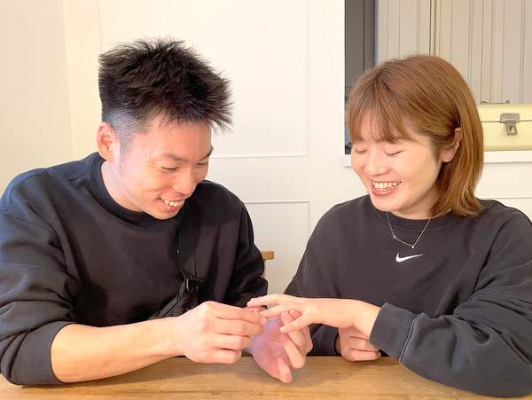 女性に結婚指輪をはめようとする男性