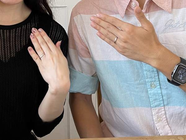 結婚指輪をはめた男女の手