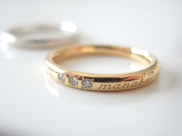レーザー文字とダイヤモンドが入った金の結婚指輪