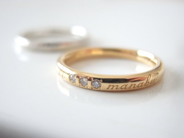 結婚指輪外側にレーザー刻印で文字入れしダイヤモンドを石留