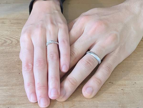 プラチナの結婚指輪をはめた男女の手