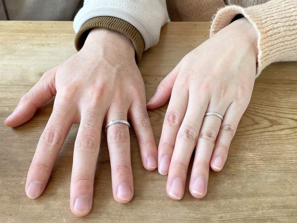 結婚指輪をはめた男女の手