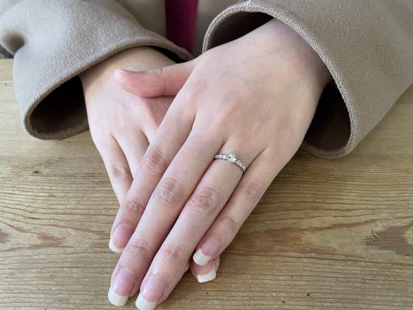 婚約指輪をはめた女性の手