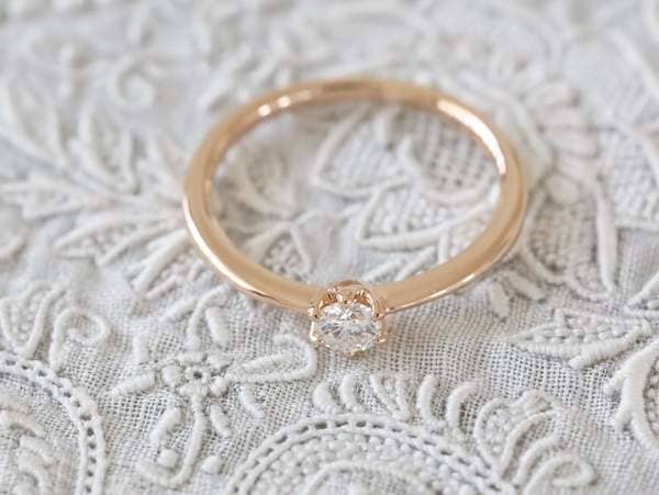 ピンクゴールドにダイヤモンドが石留されたソリテールの婚約指輪