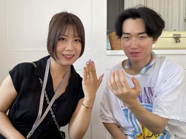 結婚指輪をはめている男女