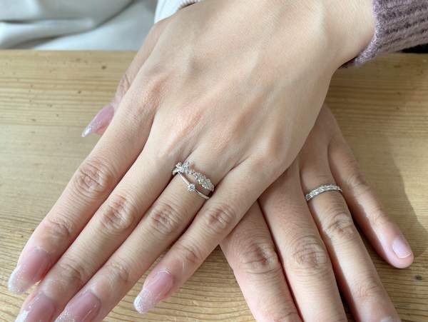 プラチナの結婚指輪をはめたカップルの手