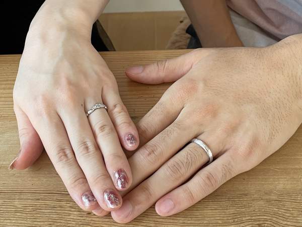 結婚指輪をはめた男女の手