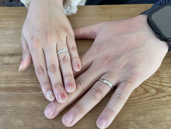 結婚指輪をはめた男女の手