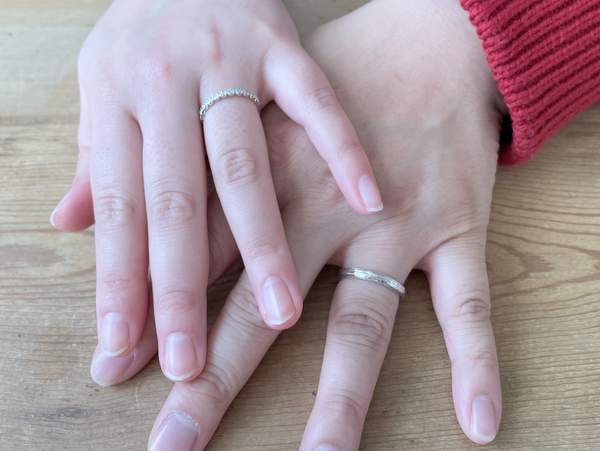 結婚指輪をはめた男女の手