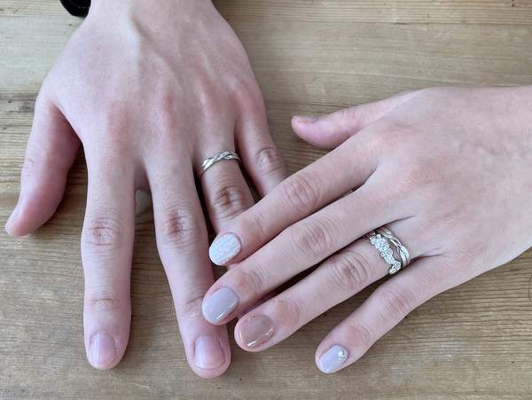 結婚指輪と婚約指輪をはめた男女の手
