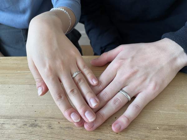 プラチナの結婚指輪をはめた男女の手
