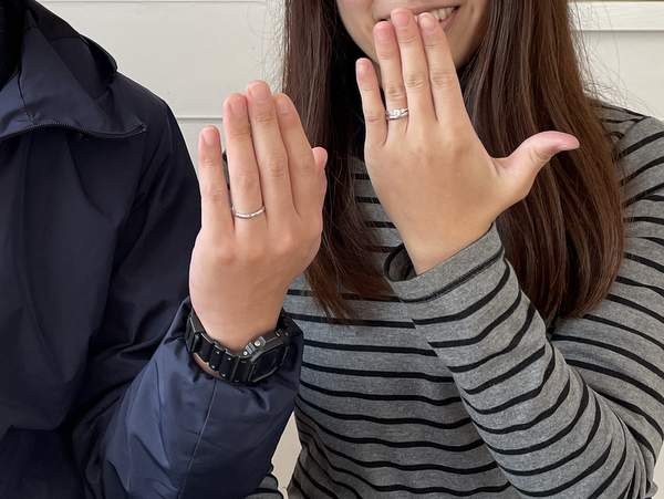 結婚指輪をはめた男女の手