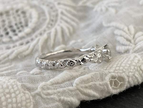 花デザインソリテールの婚約指輪
