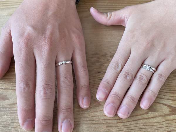 結婚指輪と婚約指輪をはめた男女の手