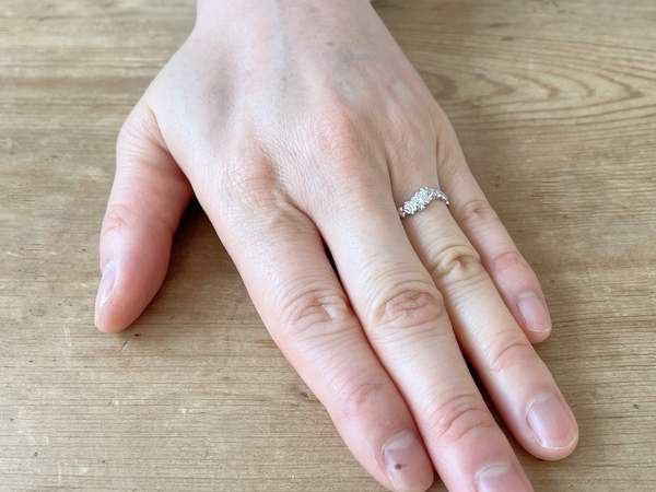 左手薬指に結婚指輪をはめた女性の手