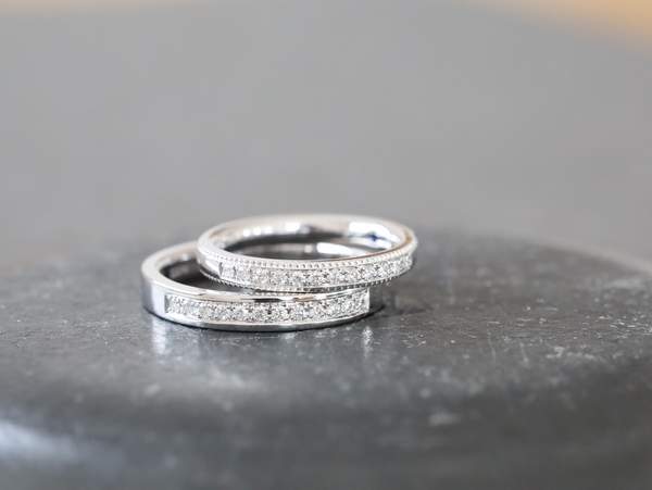 メレ―ダイヤモンドが彫留めされたプラチナのリング2本