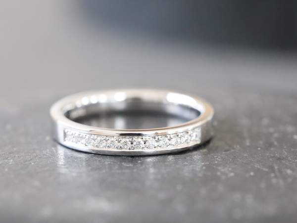 ハーフエタニティのプラチナ結婚指輪