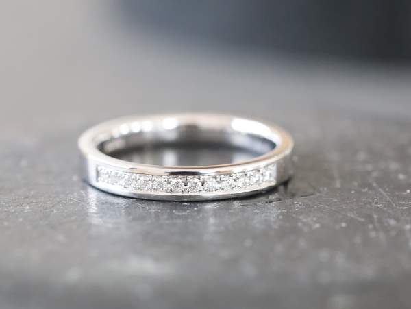 プラチナの平打ちリングにメレ―ダイヤモンドを彫り留めした男性の結婚指輪