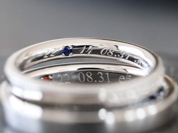 2本の結婚指輪内側にサファイヤとガーネットと刻印