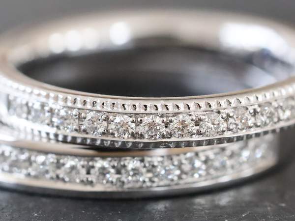 ミルグレインとダイヤモンドを彫り留めしたプラチナの結婚指輪