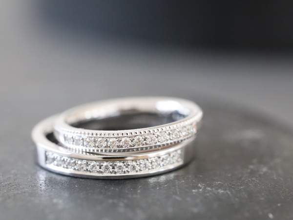プラチナにメレ―ダイヤモンドが入った結婚指輪