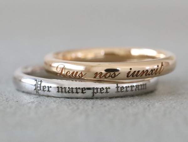 金とプラチナの刻印の入った結婚指輪