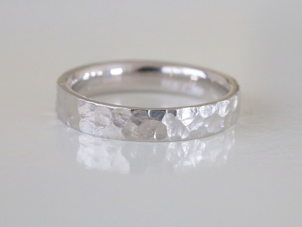 平打ちリングの表面に槌目の結婚指輪