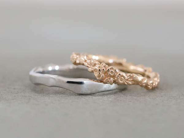 花冠の凝ったデザインととシンプルなデザインの結婚指輪のペア