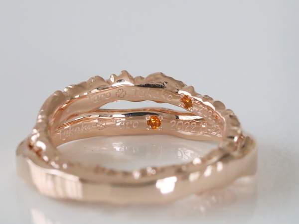 ピンクゴールド結婚指輪の内側に石留したシトリンの宝石