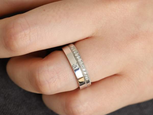 結婚指輪と婚約指輪を重ねづけした女性の手